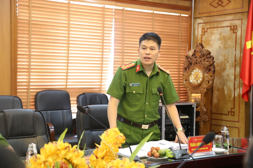 Đại tá, PGS. TS Trần Hồng Quang, Phó Giám đốc Học viện CSND chủ trì buổi làm việc với Đoàn công tác của Học viện Quốc tế