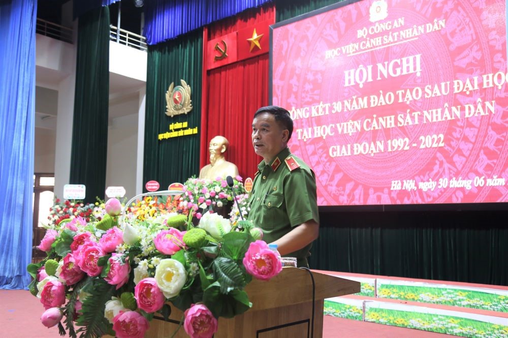 Thiếu tướng, GS. TS Nguyễn Đắc Hoan, Phó Giám đốc Học viện trình bày báo cáo tổng kết 30 năm đào tạo sau đại học