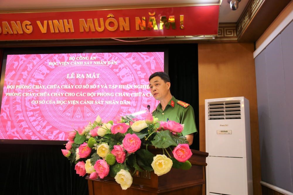 Thượng tá Trần Thanh Tùng, Phó Chánh Văn phòng Học viện phát biểu tại buổi lễ