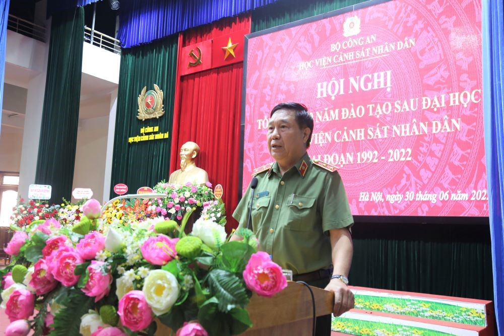 Trung tướng, GS. TS Nguyễn Ngọc Anh, nguyên Cục Trưởng Cục Pháp chế và cải cách hành chính, tư pháp phát biểu tham luận tại Hội nghị