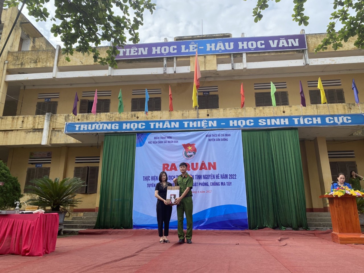 Khoa Cảnh sát PCTP về ma túy tặng sách và quà lưu niệm cho Trường THCS Tân Trào