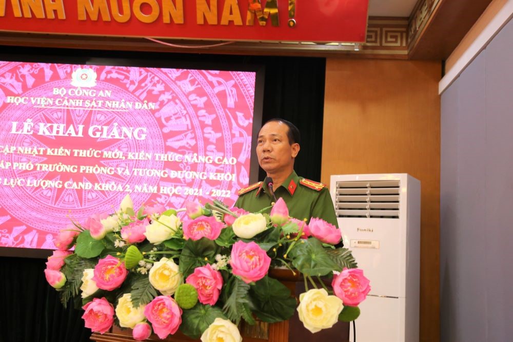 Đại tá, PGS. TS Trần Quang Huyên, Phó Giám đốc Học viện phát biểu tại lễ khai giảng