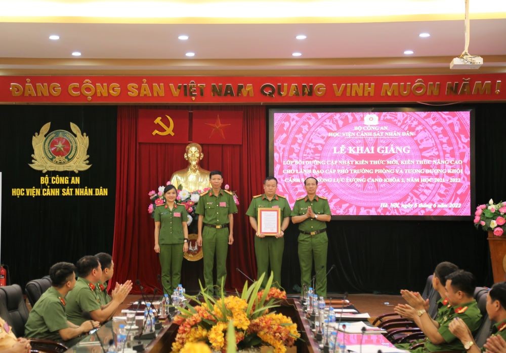 Đại tá, PGS. TS Trần Quang Huyên trao quyết định thành lập lớp học cho Ban cán sự lớp