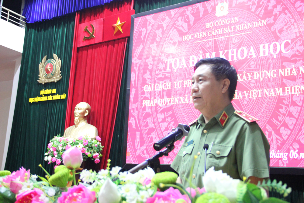 Trung tướng, GS. TS Nguyễn Ngọc Anh, Thành viên Ban Chuyên đề giúp việc Bộ trưởng Bộ Công an phát biểu tham luận tại Tọa đàm