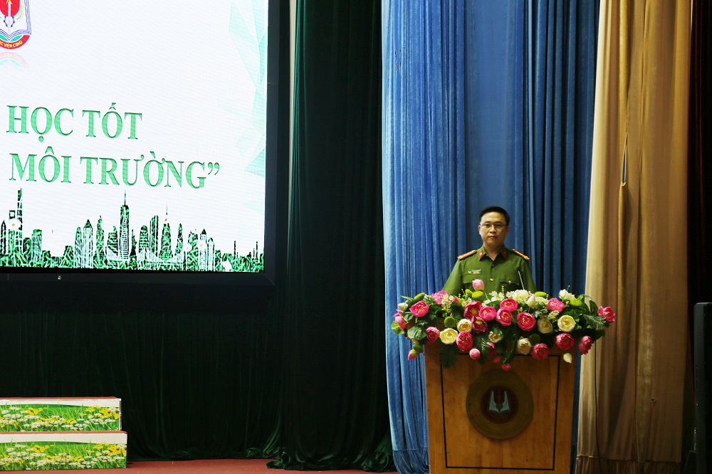 Đại tá, PGS.TS Dương Văn Minh, Trưởng khoa Cảnh sát môi trường phát biểu khai mạc Hội thi