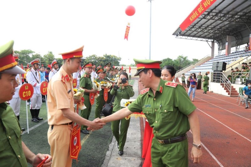 Trung tướng, GS.TS Trần Minh Hưởng, Giám đốc Học viện CSND cổ vũ và động viên các đội tuyển tham dự Hội thao