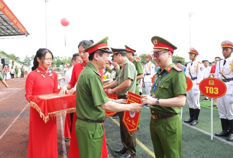 Thiếu tướng Nguyễn Ngọc Thanh, Phó Tư lệnh - Bộ Tư lệnh Cảnh sát cơ động cổ vũ và động viên các đội tuyển tham dự Hội thao