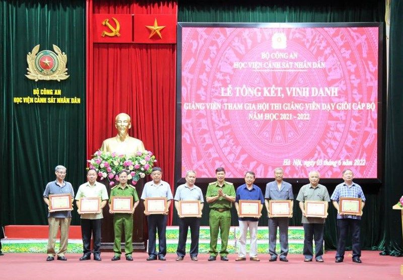 Trung tướng, GS. TS Trần Minh Hưởng, Giám đốc Học viện trao tặng giấy khen cho các thầy, cô giáo trong Hội đồng tư vấn