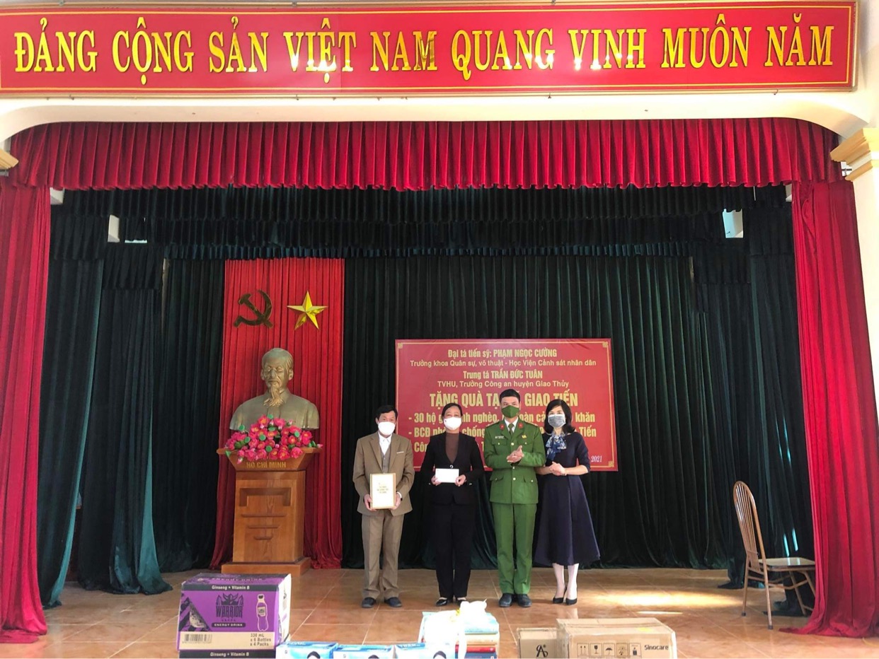 Đại tá, TS Phạm Ngọc Cường tặng quà cho Ban chỉ đạo phòng chống dịch bệnh xã Giao Tiến