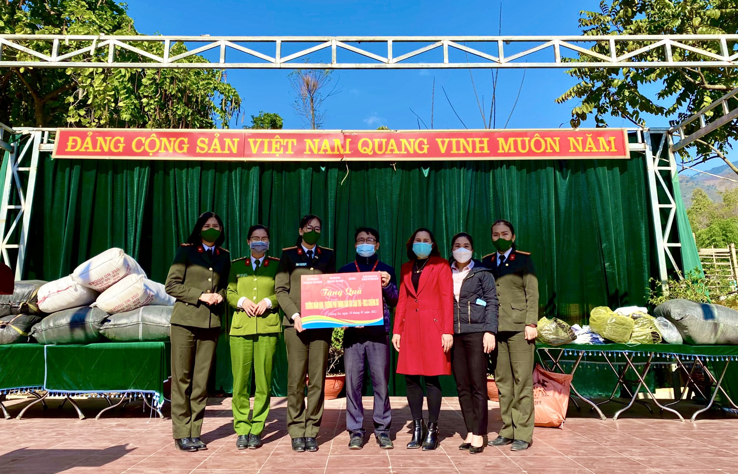 Những chiếc chăn, đệm ấm của Học viện CSND đã được chuyển giao cho Công an tỉnh Điện Biên trao tặng cho các điểm trường vùng sâu, vùng xa, khó khăn