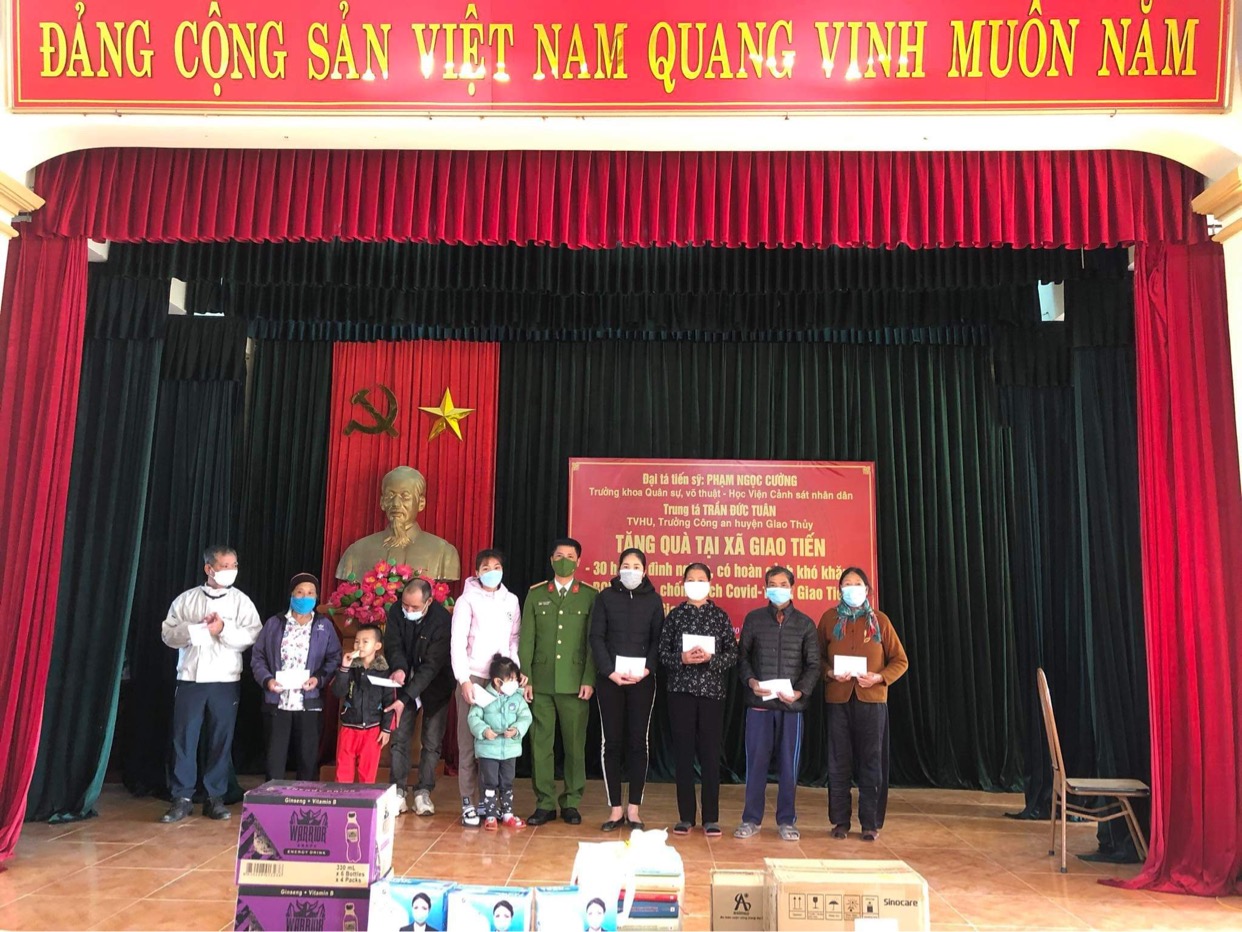 Đại tá, TS Phạm Ngọc Cường và Trung tá Trần Đức Tuân tặng quà cho 30 hộ gia đình nghèo, có hoàn cảnh khó khăn
