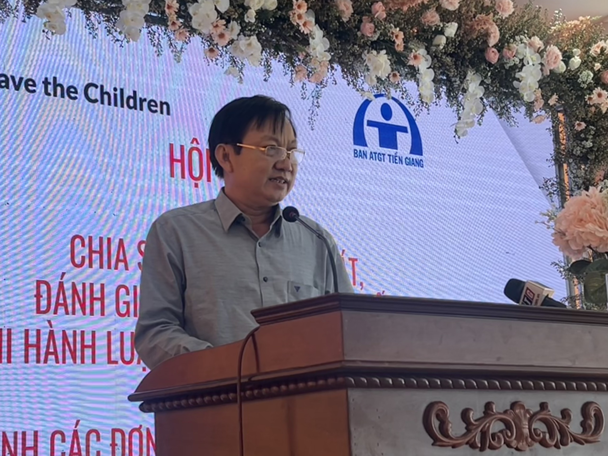 Ông Trần Văn Bon - Phó Trưởng Ban An toàn giao thông, Giám đốc Sở Giao thông vận tải tỉnh Tiền Giang phát biểu tại chương trình