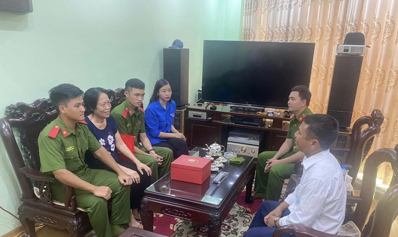Đoàn đến thắp hương và thăm hỏi gia đình Mẹ Việt Nam Anh hùng Nguyễn Thị Hòa (đã mất)