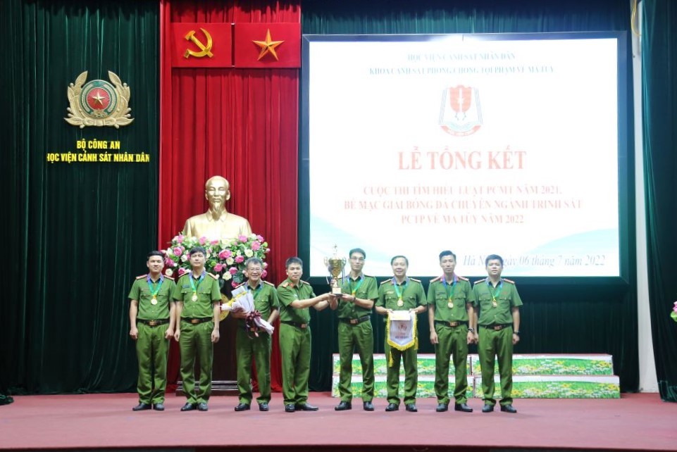 Đại tá, PGS. TS Trần Hồng Quang, Phó Giám đốc Học viện và đại diện lãnh đạo Khoa Cảnh sát PCTP về ma túy trao các giải thưởng cho tập thể và cá nhân đạt thành tích cao tại Giải bóng đá chuyên ngành Trinh sát PCTP về ma túy