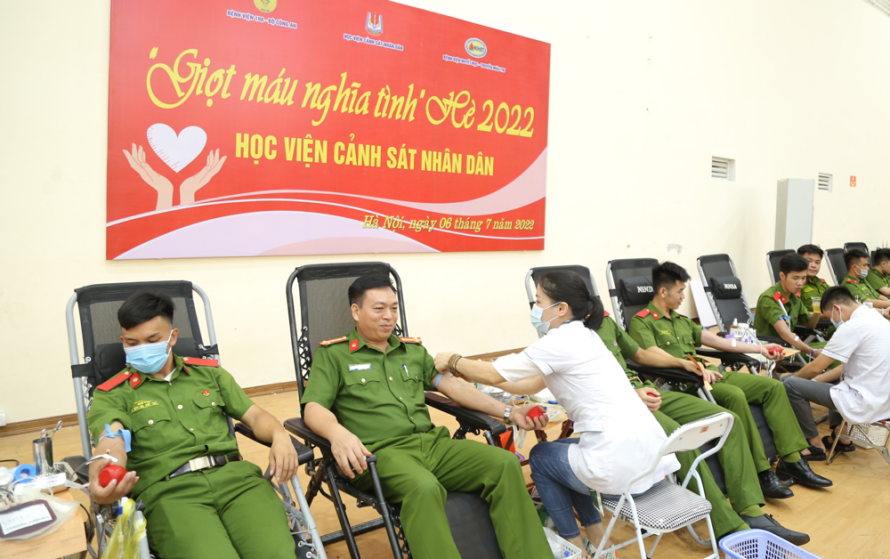 Đại tá, TS Trần Đăng Sáu, Phó Giám đốc Học viện tham gia hiến máu tại chương trình