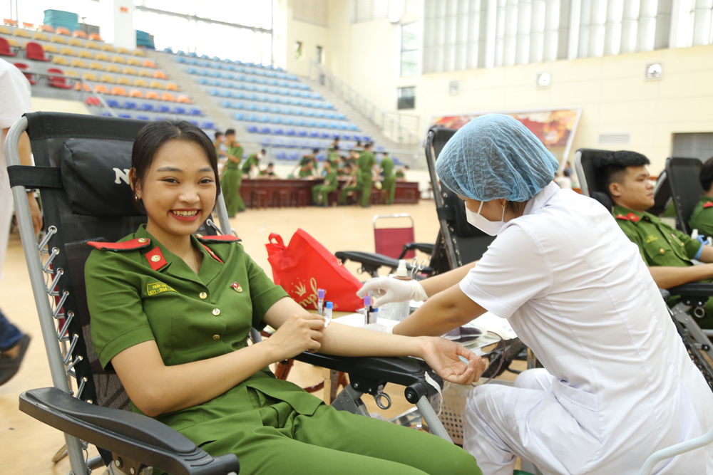 Cán bộ, học viên Học viện tích cực tham gia hiến máu cứu người
