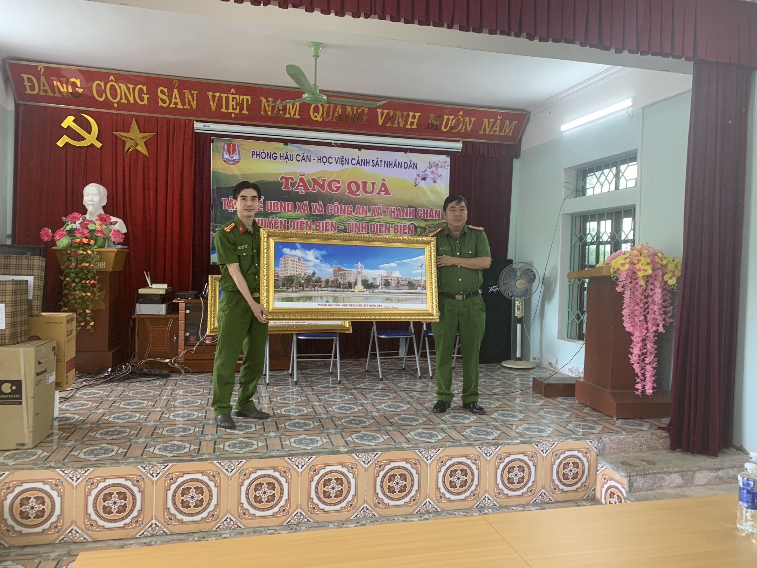 Đoàn làm việc, tặng quà UBND xã và Ban Chỉ huy Công an xã Thanh Chăn, huyện Điện Biên