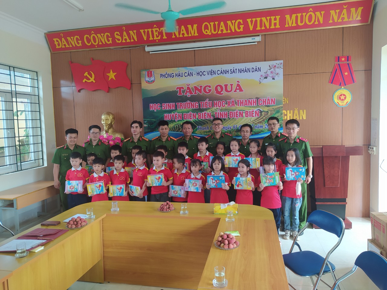 Phòng Hậu cần tặng 4000 quyển vở cho học sinh trường Tiểu học xã Thanh Chăn