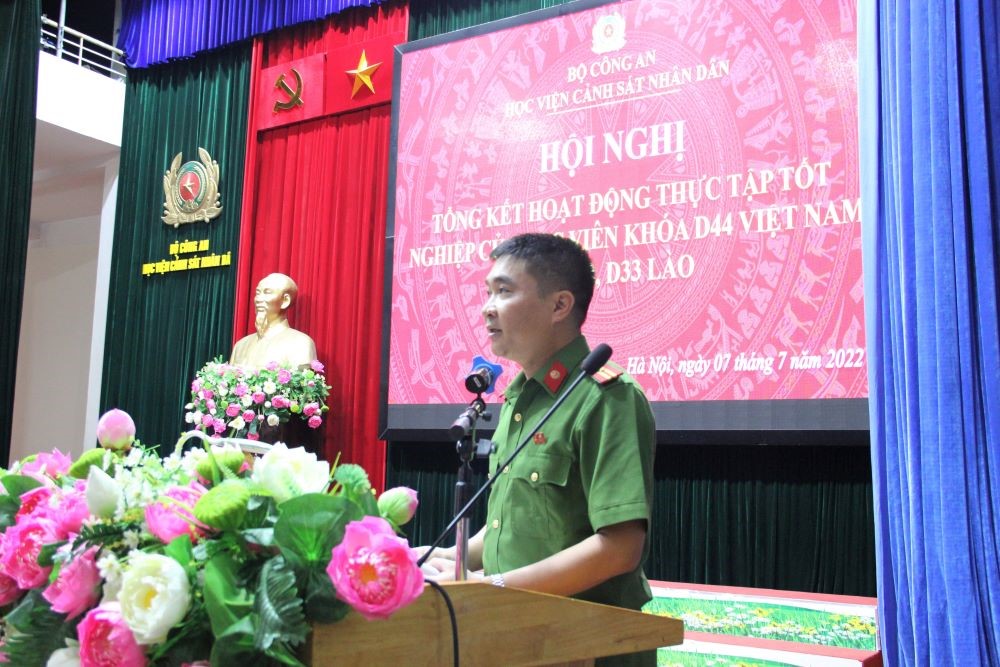 Đại diện lãnh đạo Phòng Quản lý học viên trình bày báo cáo tổng kết hoạt động thực tập tốt nghiệp học viên khóa D44 Việt Nam và khóa D33 Lào