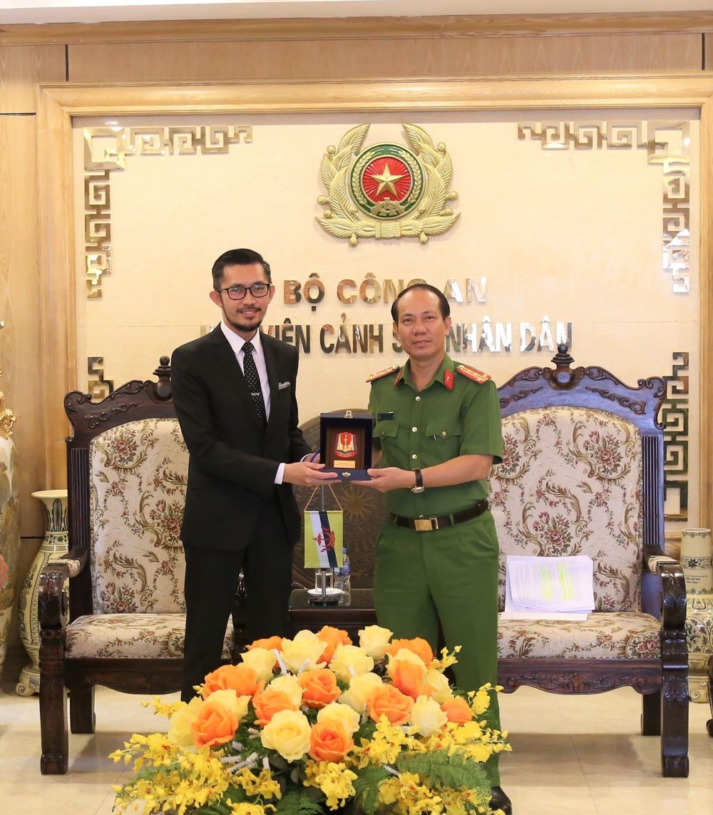 Đồng chí Phó Giám đốc Trần Quang Huyên tặng quà lưu niệm cho Trưởng đoàn Cảnh sát Hoàng gia Bru-nây