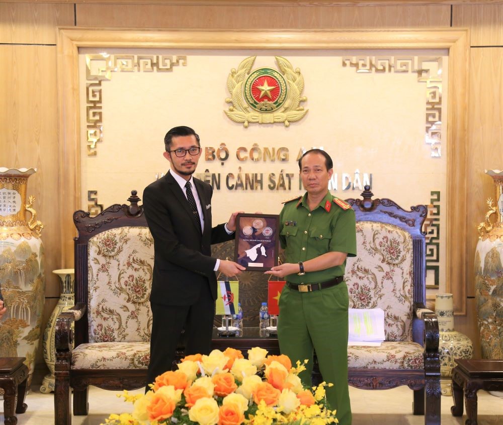 Trưởng đoàn Cảnh sát Hoàng gia Bru-nây tặng quà lưu niệm cho đồng chí Phó Giám đốc Học viện