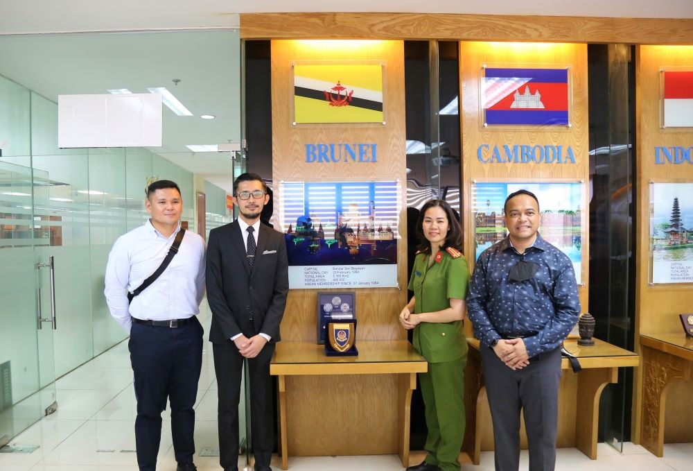Đoàn tham quan Phòng ASEAN tại Thư viện Lê Quân