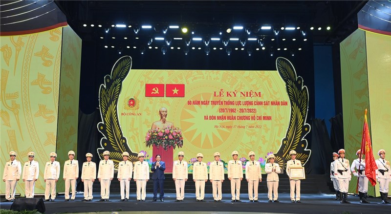 Thay mặt lãnh đạo Đảng và Nhà nước, Thủ tướng Chính phủ Phạm Minh Chính gắn và trao Bằng Huân chương Hồ Chí Minh tặng lực lượng CSND.