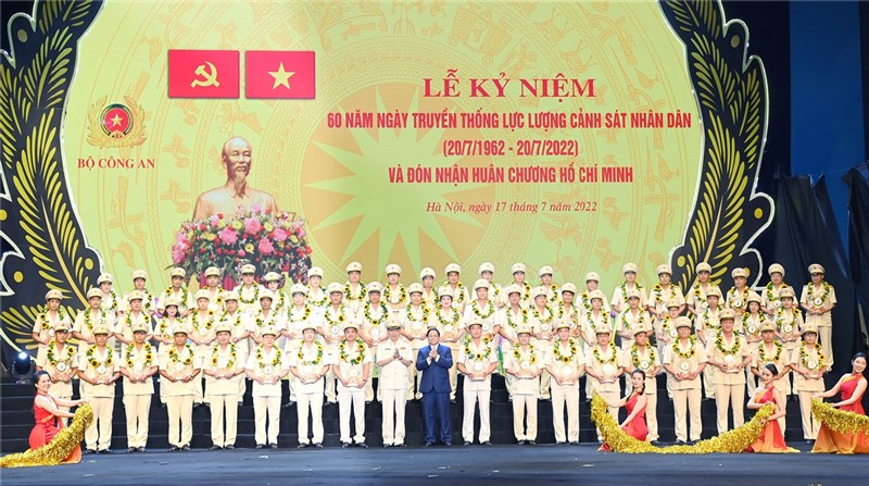 Thủ tướng Chính phủ Phạm Minh Chính và Bộ trưởng Tô Lâm trao hoa và biểu trưng tặng 60 gương CSND - đại diện cho toàn lực lượng CSND Việt Nam đương đại.
