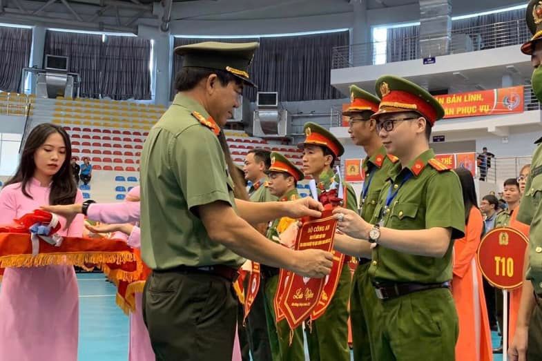Thiếu tá Bùi Mạnh Linh - Phó Trưởng phòng CTĐ&CTCT, Trưởng đoàn tham gia Hội thao của Học viện CSND nhận cờ lưu niệm từ Ban Tổ chức