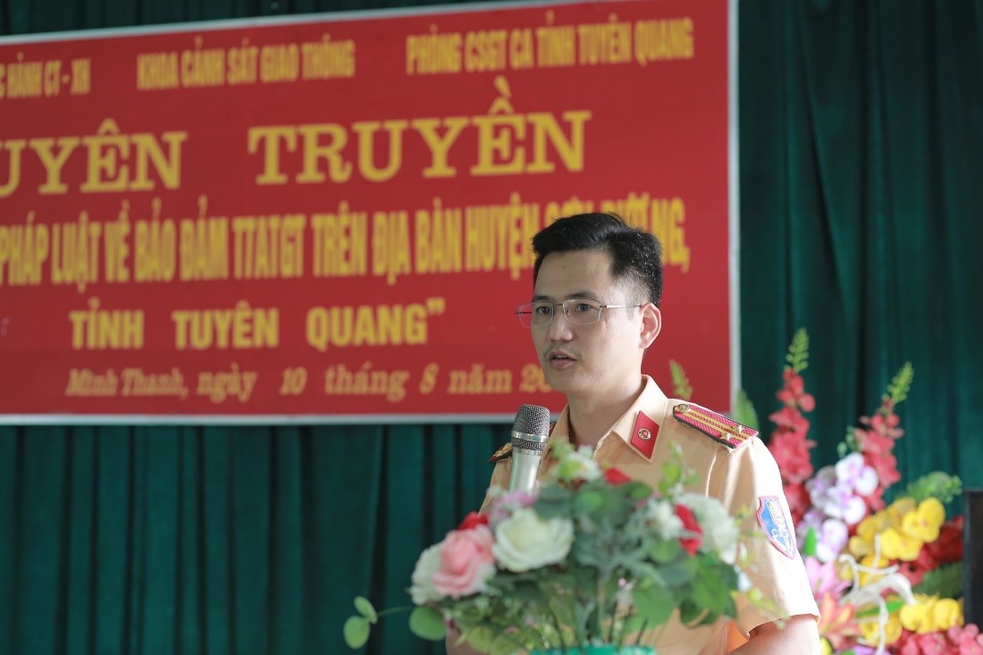Cán bộ Phòng CSGT - Công an tỉnh Tuyên Quang báo cáo về tình hình TTATGT trên địa bàn tỉnh Tuyên Quang và địa bàn huyện Sơn Dương
