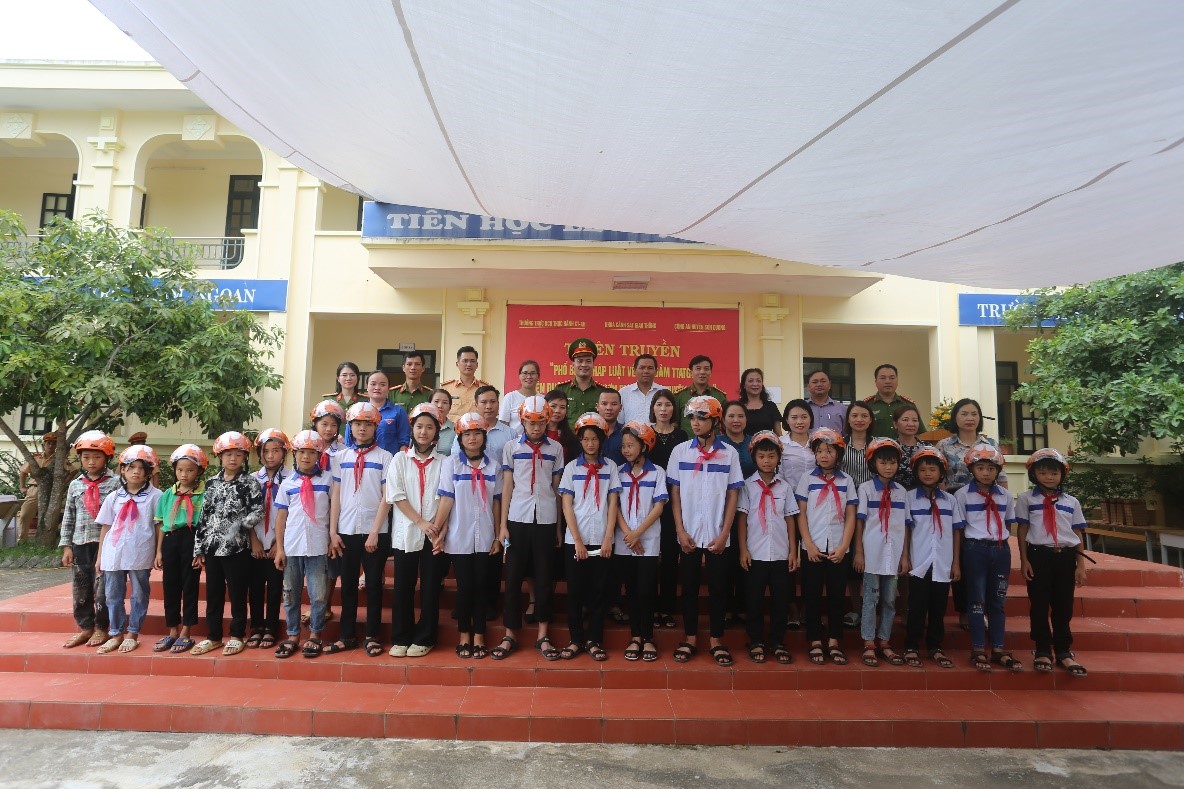 Ban Tổ chức trao quà, chụp ảnh lưu niệm cùng quần chúng nhân dân và các em học sinh trên địa bàn huyện Sơn Dương, tỉnh Tuyên Quang