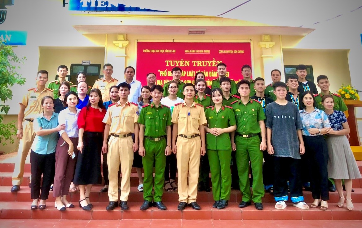 Ban Tổ chức chụp hình lưu niệm cùng quần chúng nhân dân và các em học sinh, sinh viên trên địa bàn huyện Sơn Dương, tỉnh Tuyên Quang