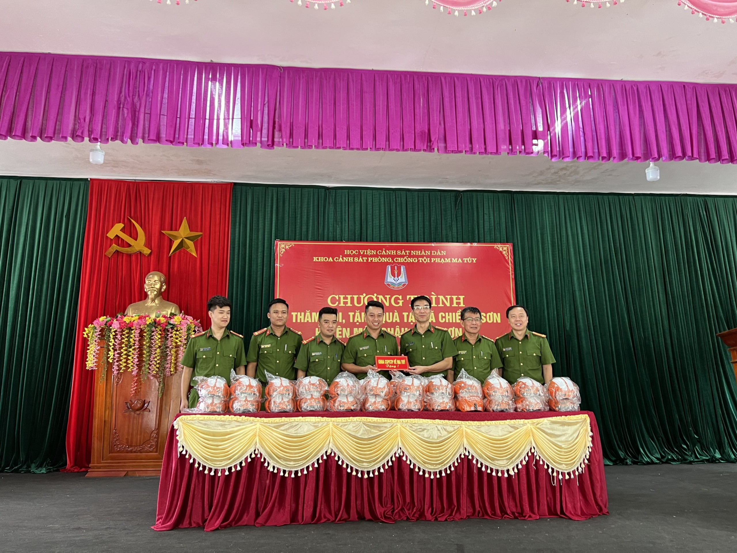 Đoàn thăm hỏi, tặng quà UBND, Công an xã và bà con nhân dân xã Chiềng Sơn