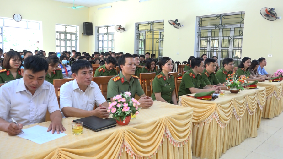 Các đại biểu tham dự buổi trao quà cho trường Tiểu học 19-8 và trường THCS Minh Thanh