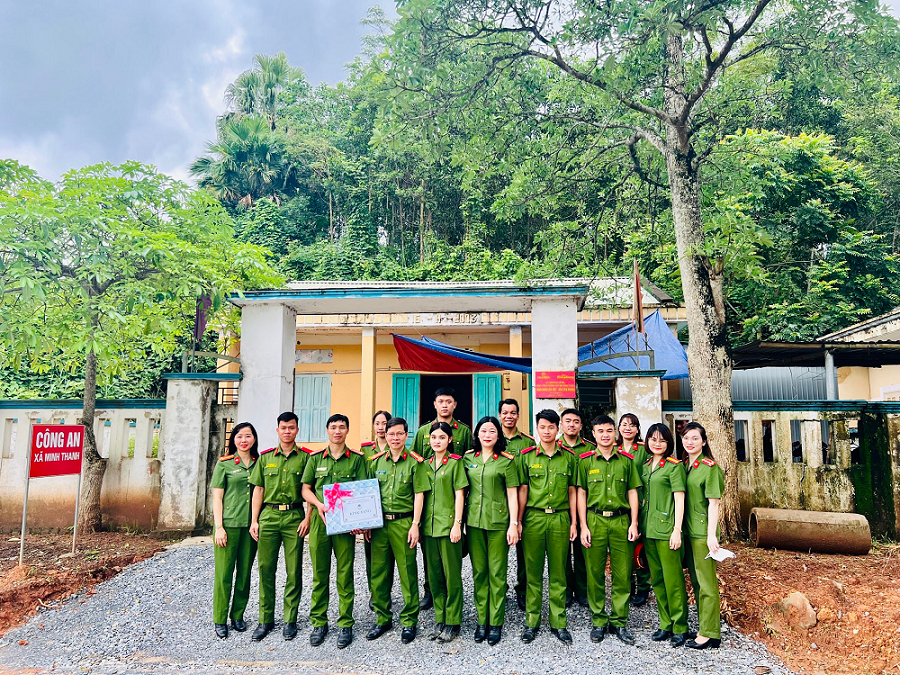 Đoàn chụp ảnh lưu niệm với đại diện học viên D46 tham gia thực hành chính trị xã hội tại 5 xã thuộc huyện Sơn Dương, Tuyên Quang