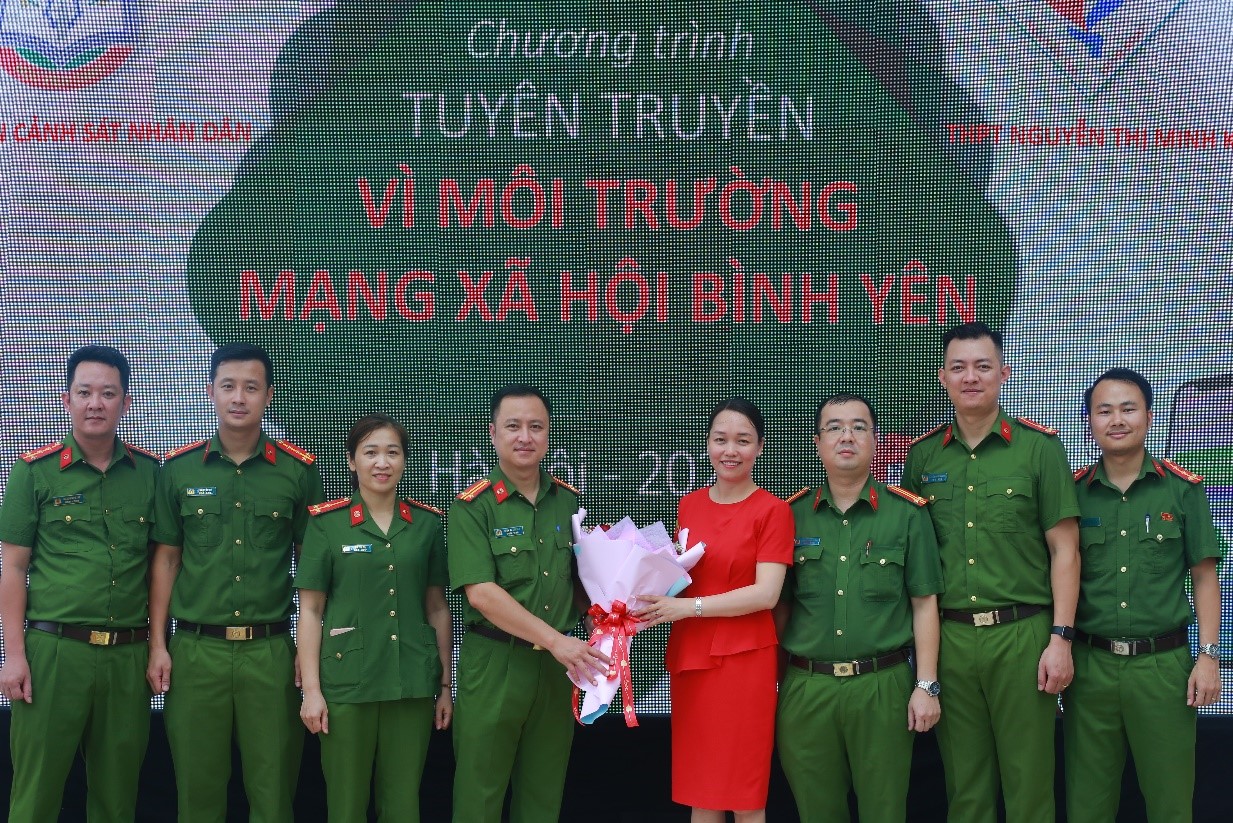Đoàn tuyên truyền chụp ảnh lưu niệm cùng với đại diện thầy cô giáo trường THPT Nguyễn Thị Minh Khai