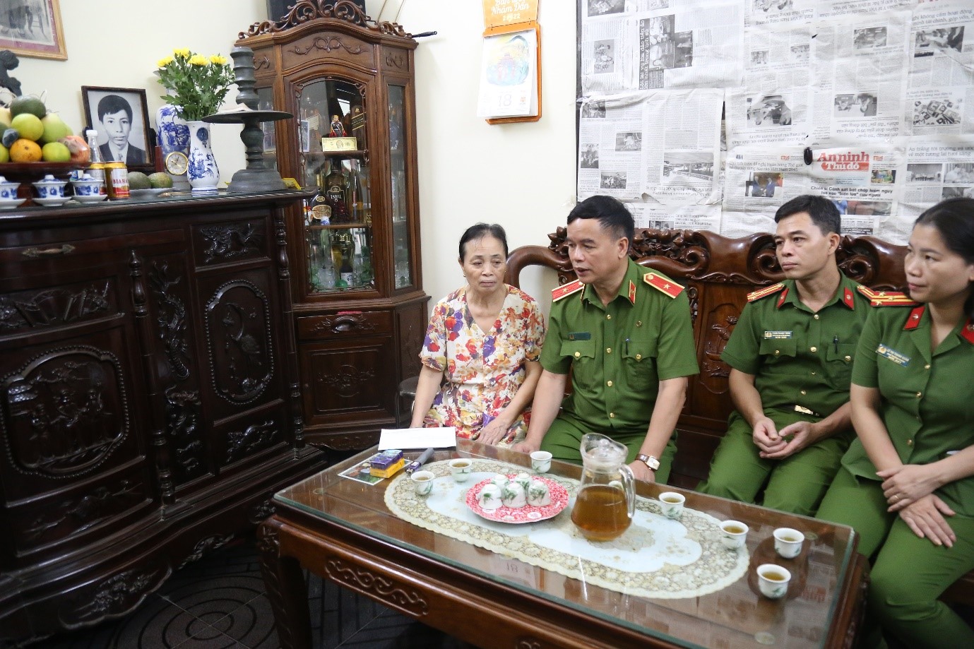 Thiếu tướng, GS. TS Nguyễn Đắc Hoan và Đoàn thăm hỏi, động viên gia đình 03 cán bộ, chiến sĩ Đội Cảnh sát PCCC và CHCN Công an Quận Cầu Giấy hy sinh khi làm nhiệm vụ