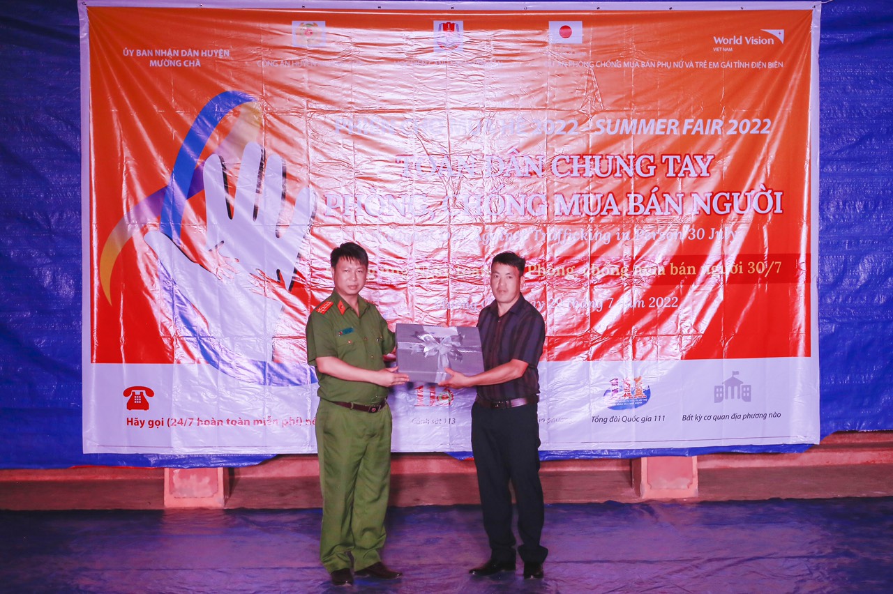 Đại tá, PGS. TS Nguyễn Huy Bình, Trưởng khoa Cảnh sát hình sự trao quà cho UBND và Công an xã Hừa Ngài, huyện Mường Chà