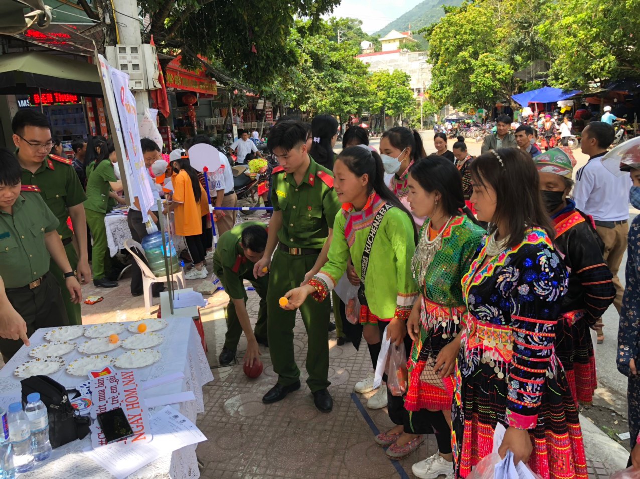 Chương trình tuyên truyền tại Chợ Trung tâm huyện Mường Chà thu hút sự quan tâm của đông đảo người dân