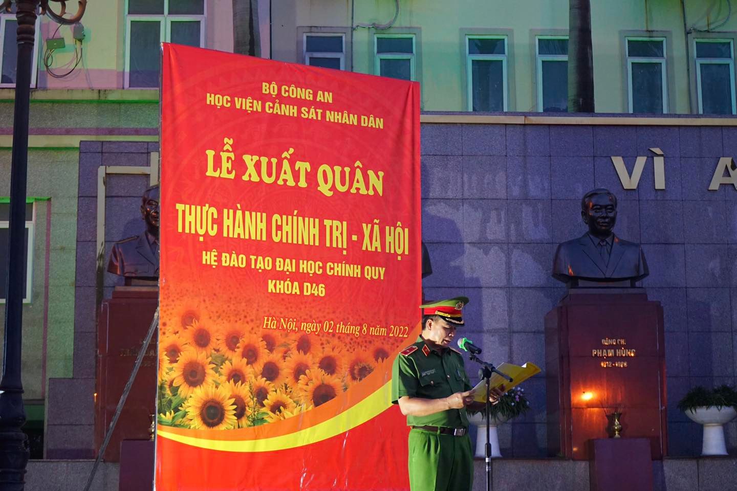 Thiếu tướng, GS. TS Nguyễn Đắc Hoan, Phó Giám đốc Học viện phát biểu chỉ đạo và tuyên bố lệnh xuất quân thực hành chính trị xã hội