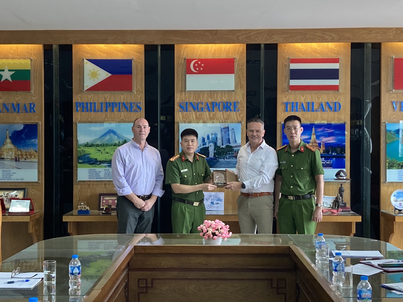 Đại tá, PGS.TS Trần Hồng Quang,Phó Giám Đốc Học viện tặng quà lưu niệm cho Giám đốc khu vực Châu Á - Thái Bình Dương GRSP