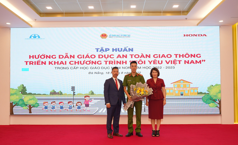 Thượng tá, PGS.TS Lê Huy Trí - Phó Viện trưởng Viện KHCS tham gia trao đổi giáo dục ATGT