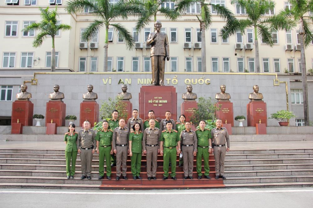 Đoàn chụp ảnh lưu niệm tại Khu tượng đài Chủ tịch Hồ Chí Minh và các cố Bộ trưởng Bộ Nội vụ, Bộ Công an