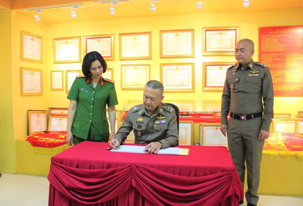 Trung tướng Thatchai Pitaneelaboot, Giám đốc Học viện CSHG Thái Lan viết sổ lưu niệm