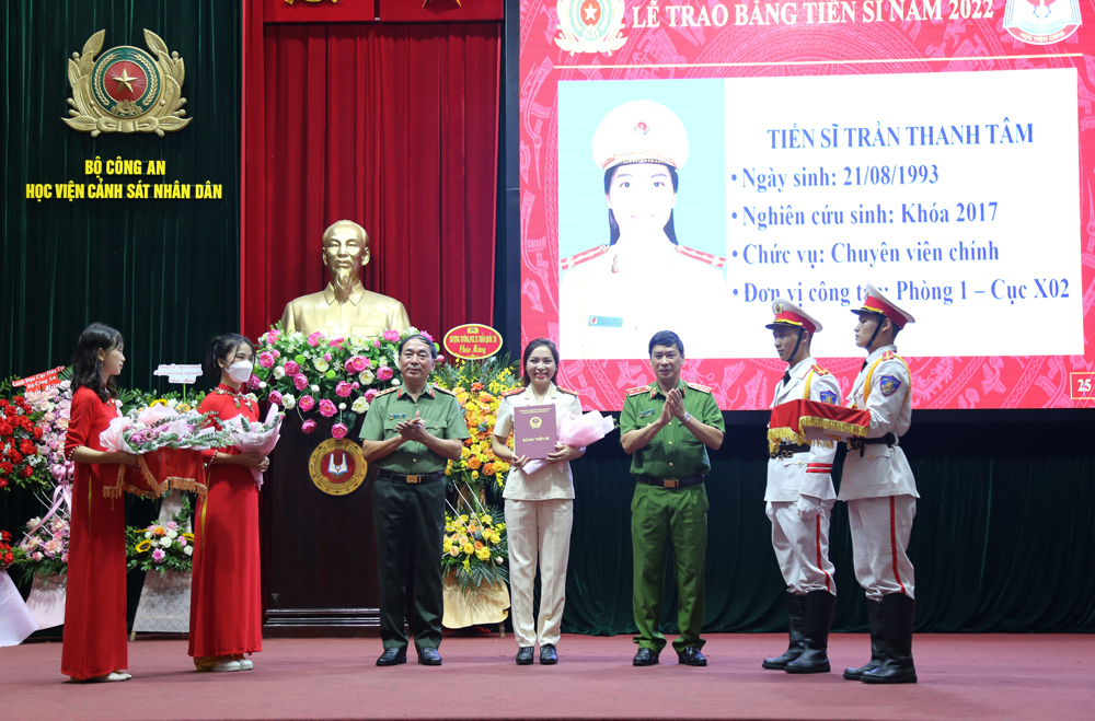 Thượng tướng Trần Quốc Tỏ, Thứ trưởng Bộ Công an và Trung tướng Trần Minh Hưởng, Giám đốc Học viện CSND trao bằng cho các tân tiến sĩ