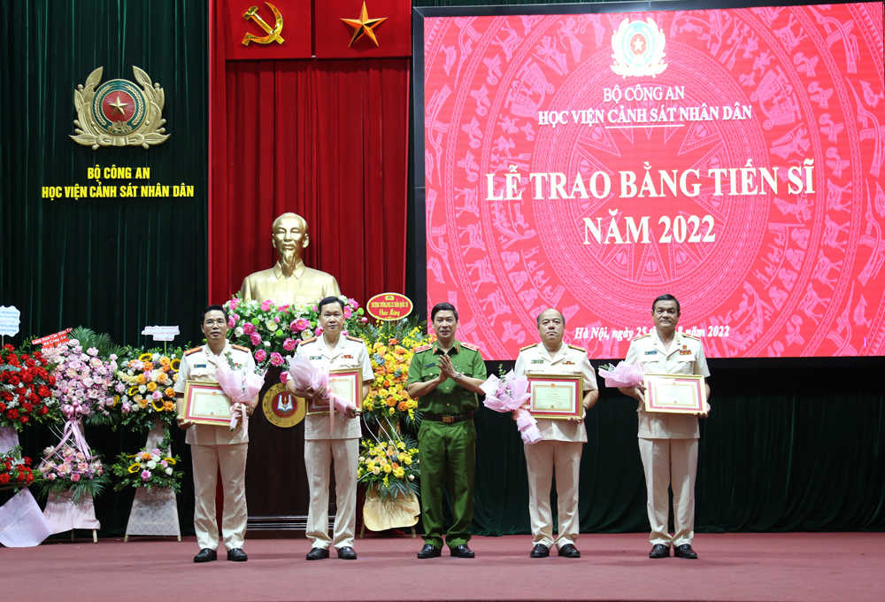 Trung tướng, GS. TS Trần Minh Hưởng, Giám đốc Học viện trao Giấy khen cho các nghiên cứu sinh có thành tích xuất sắc trong quá trình học tập, nghiên cứu tại Học viện.