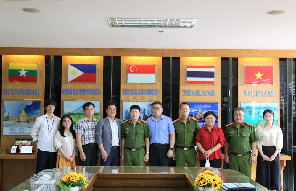 Đoàn chụp ảnh lưu niệm cùng Đại tá, PGS. TS Trần Hồng Quang, Phó Giám đốc Học viện và đại diện lãnh đạo các đơn vị thuộc Học viện