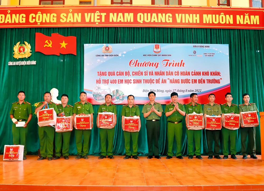 Trung tướng GS.TS Trần Minh Hưởng - Bí thư Đảng uỷ, Giám đốc Học viện CSND trao tặng các suất quà an sinh cho cho các gia đình có hoàn cảnh khó khăn trên địa bàn huyện Điện Biên Đông