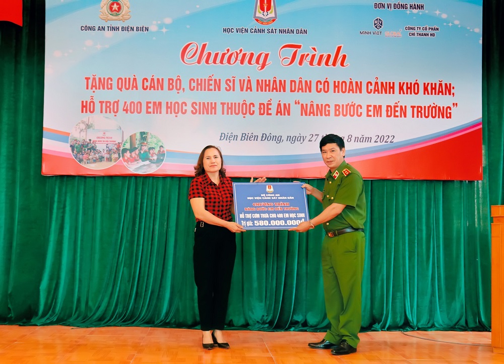 Trung tướng GS.TS Trần Minh Hưởng - Giám đốc Học viện CSND trao tặng hỗ trợ 400 em học sinh thuộc Dự án "Nuôi em" cho đại diện phòng Giáo dục huyện Điện Biên Đông