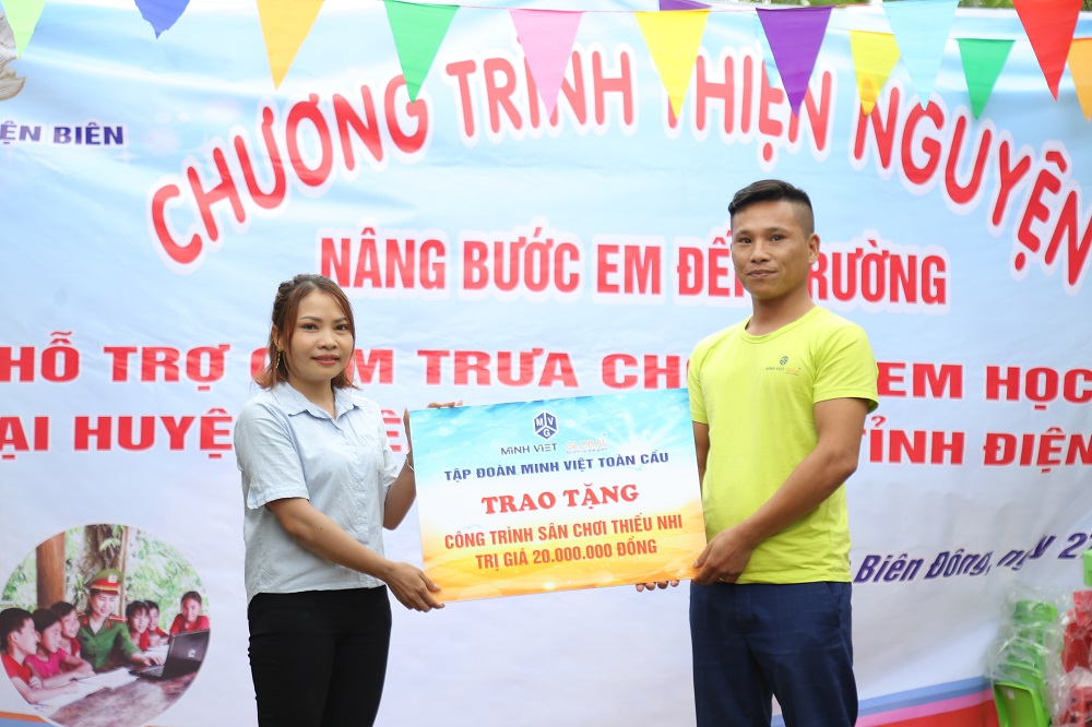Đại diện Tập đoàn Minh Việt toàn cầu trao tặng sân chơi cho điểm trường mầm non Trống Giông, xã Phì Nhừ